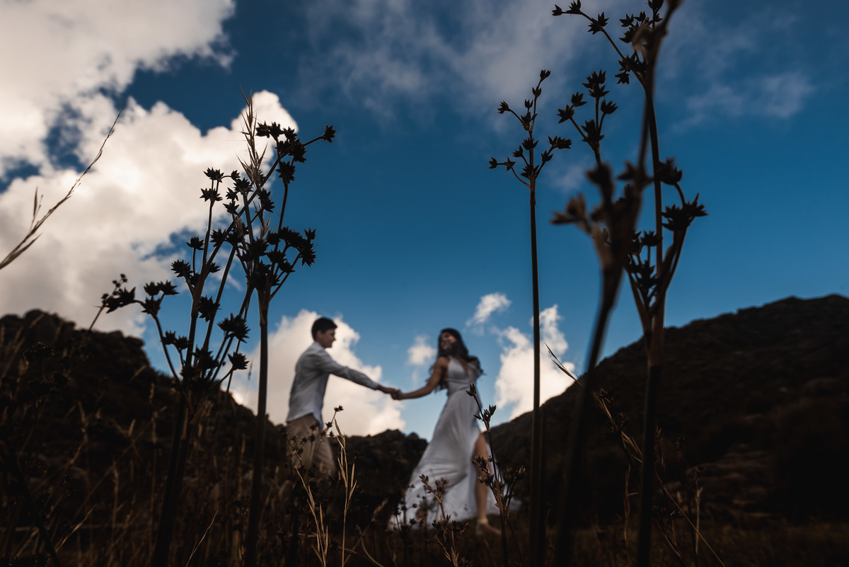 Thalita e André caminhando no parque nacional de Itatiaia-RJ, fotos feitas pelo fotógrafo de Casamento Diego Souza Fotografia