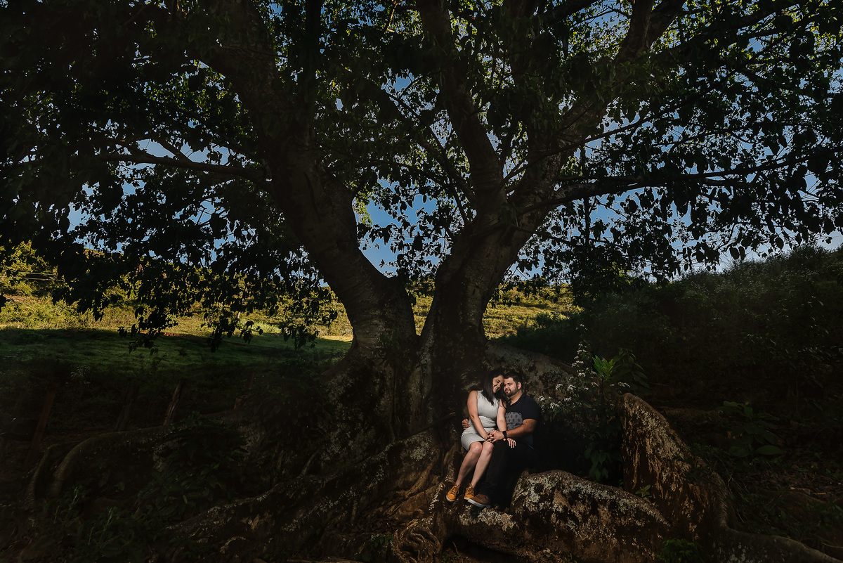 olha o tamanho dessa figueira, ensaio fotográfico da Janaina e Marcelo. Fotos feitas no próprio sítio do Palmital em Coroas - Valença-RJ pelo fotógrafo de casamento Diego Souza Fotografia