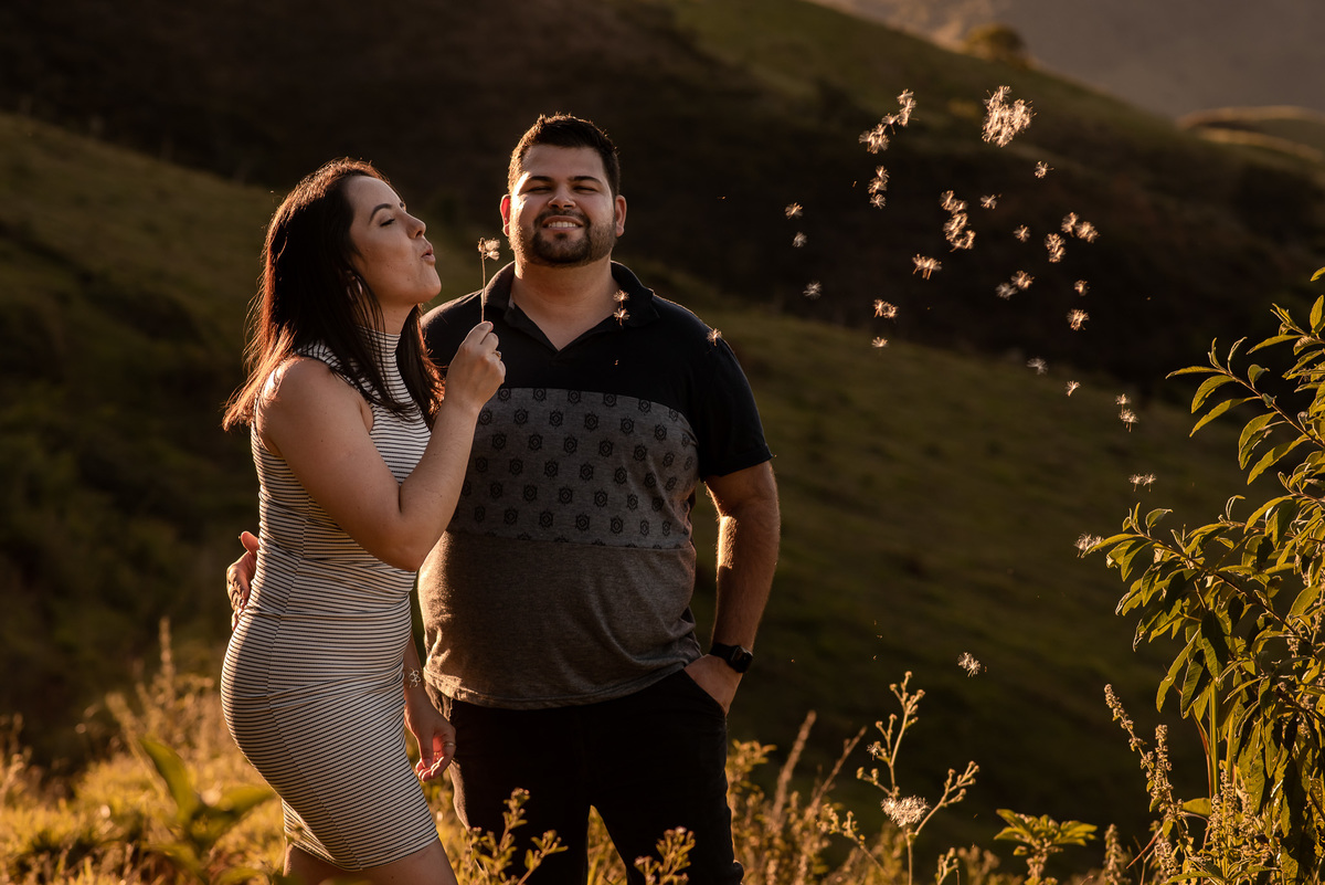 entardecer lindo ensaio fotográfico da Janaina e Marcelo. Fotos feitas no próprio sítio do Palmital em Coroas - Valença-RJ pelo fotógrafo de casamento Diego Souza Fotografia