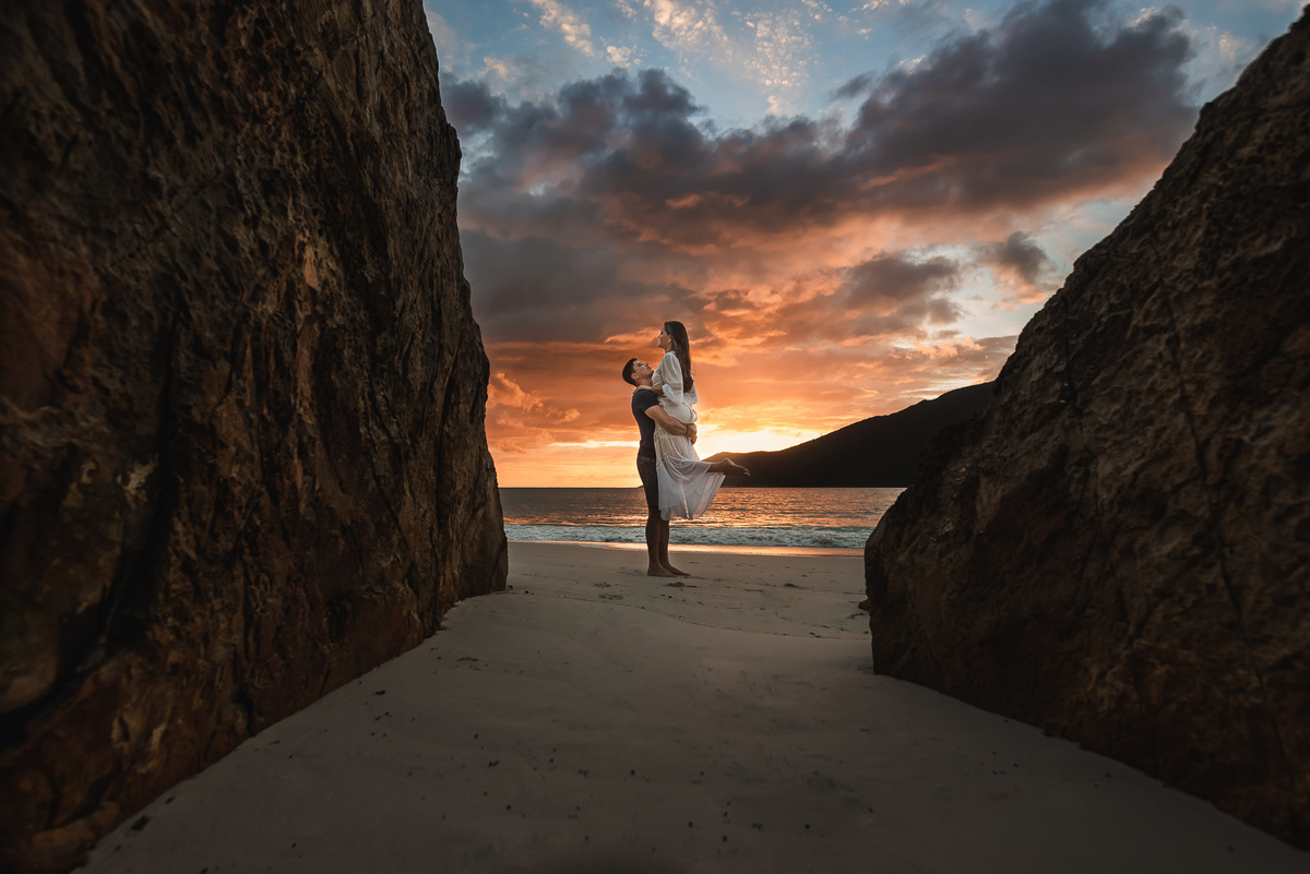 fotos ensaio pré casamento suelen e henrique no pontal do atalaia em arraial do cabo rj - fotos do fotografo de casamento diego souza fotografia