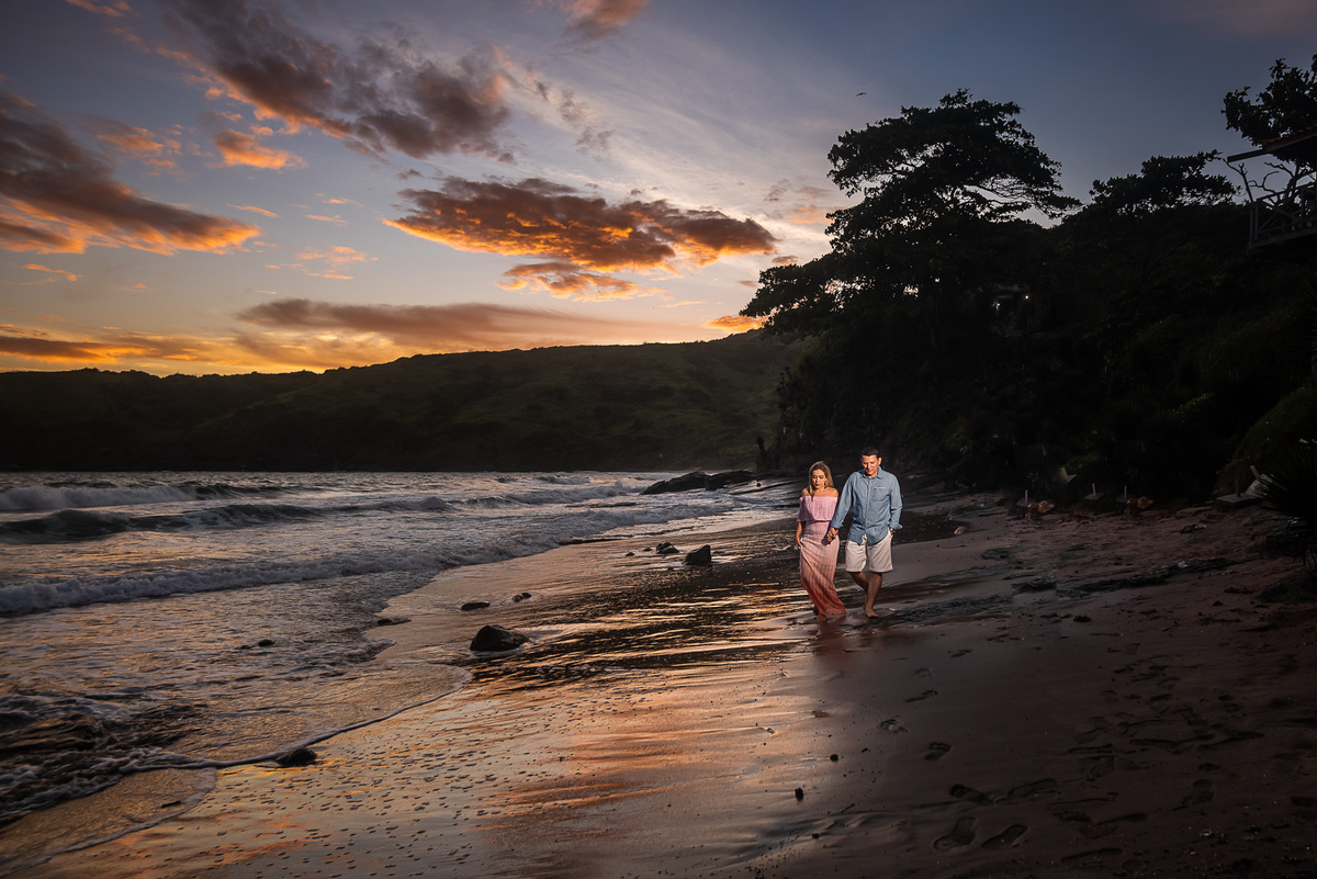 ensaio pré casamento na praia em Búzios-RJ - nascer do sol