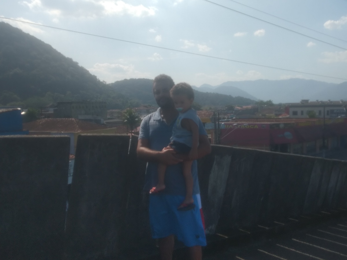 Rafael UNGIDO e seu filho caçula na passarela de Santos SP