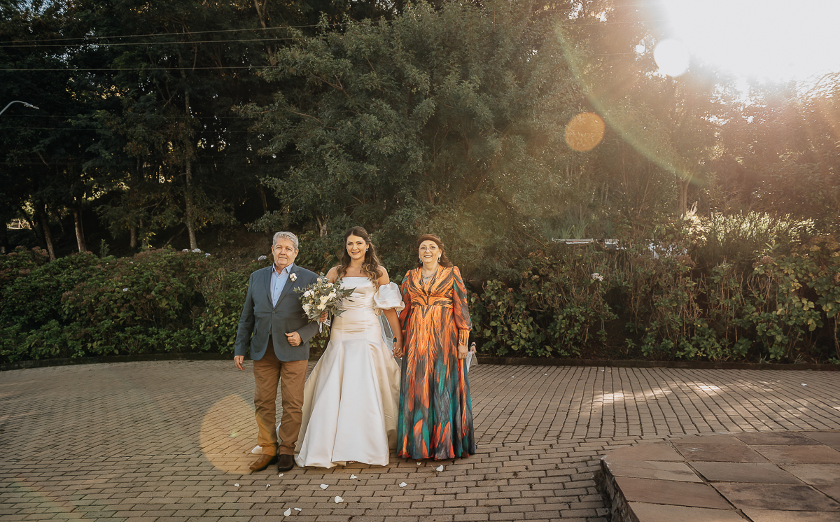 entrada-da-noiva-com-pai-e-mae