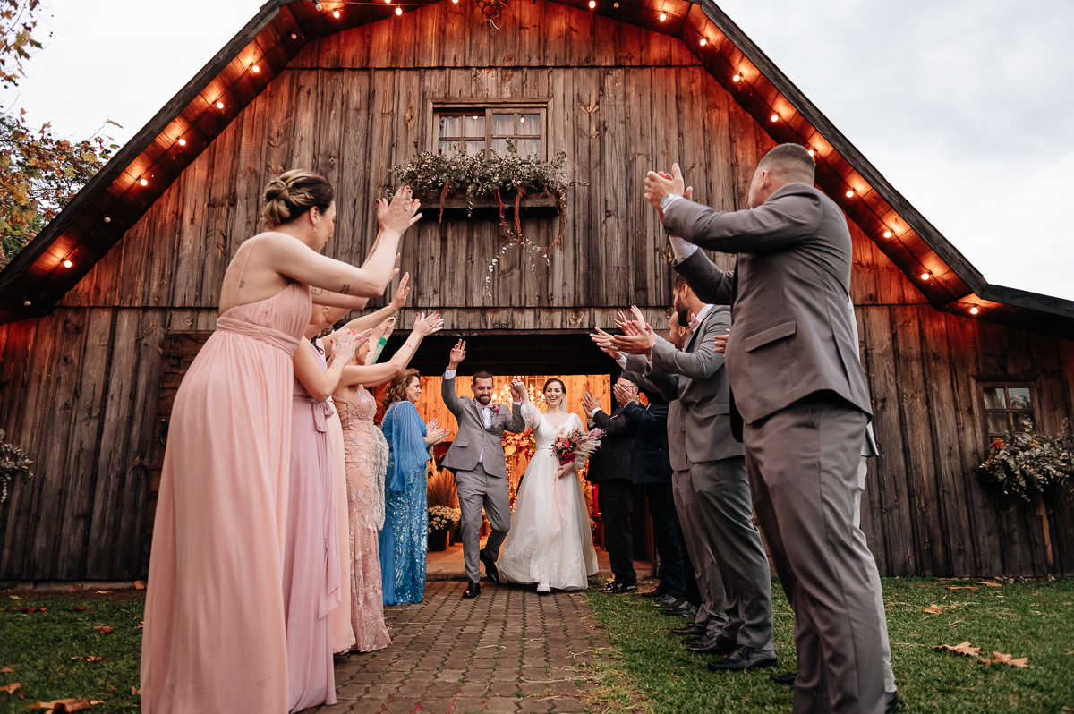 saida-dos-noivos-com-corredor-de-padrinhos