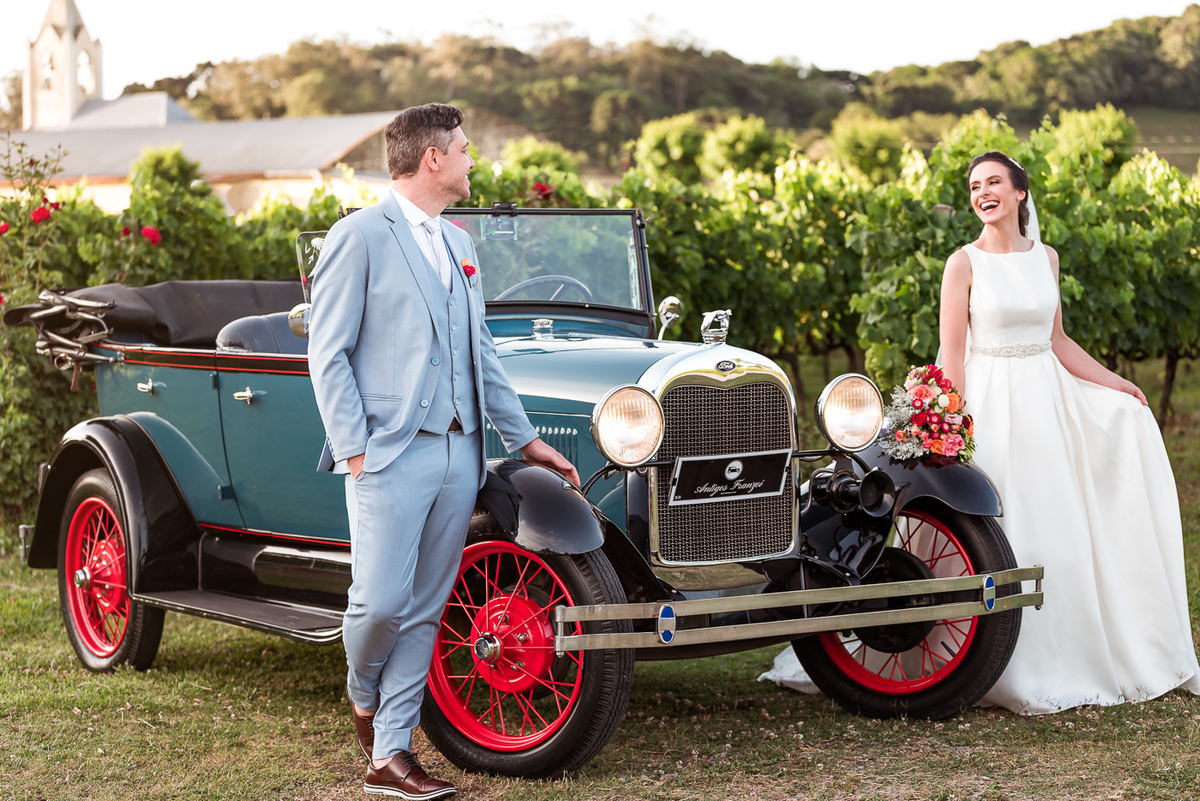 vinicola-lovara-casamento-nos-vinhedos-ensaio-com-carro-antigo-noivos-guirian-e-jean
