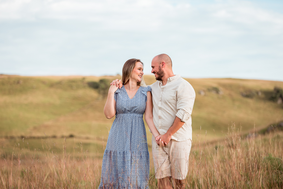 A espontaneidade e a felicidade do casal em fotos divertidas e descontraídas