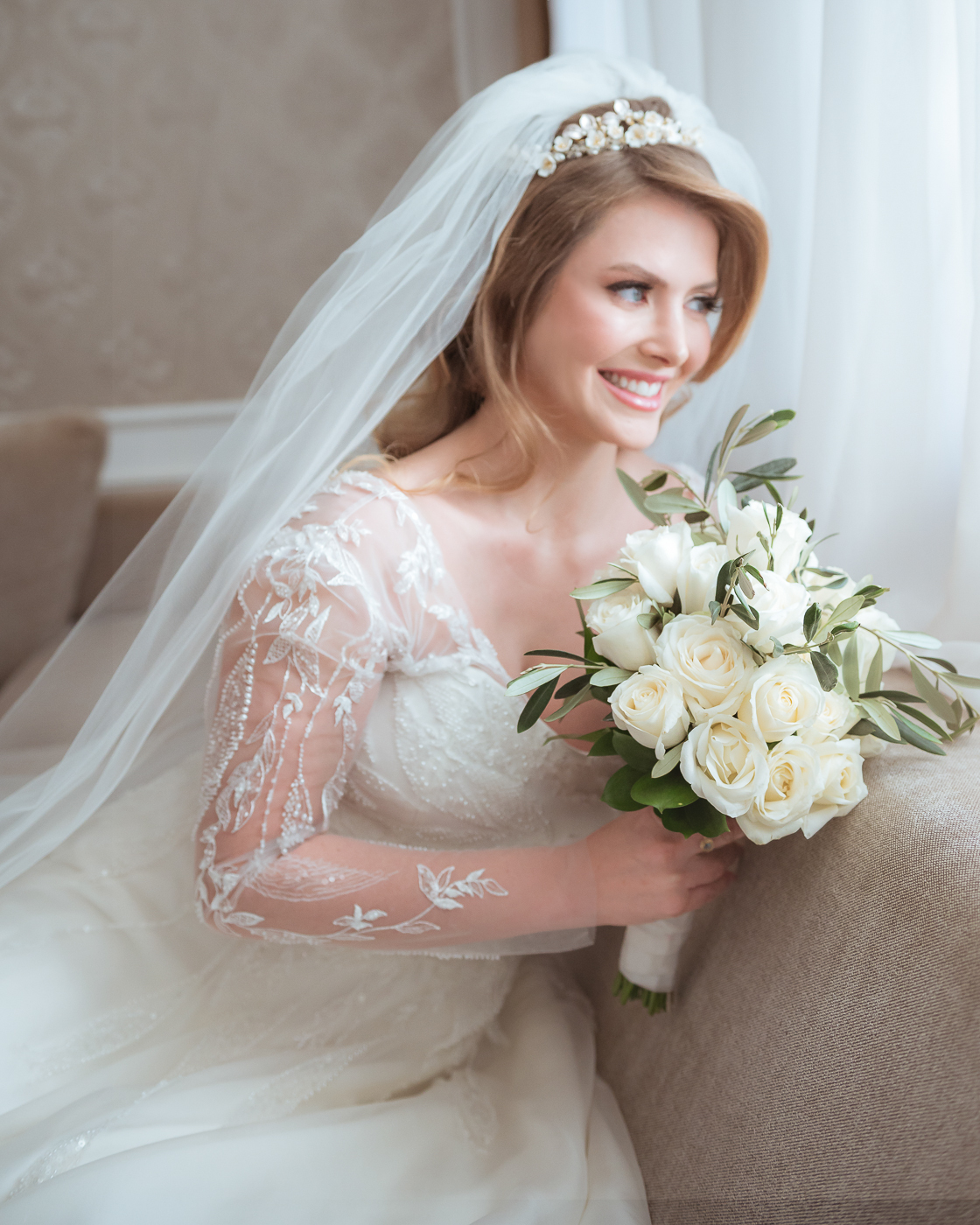 noiva-Sara-prestes-a-entrar-na-capela-do-Hotel-Rita-Hoppner-em seu-casamento-em Gramado