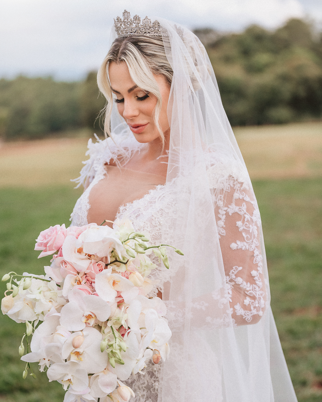 Noiva-de-Eduardo-Costa-a-influencer-Mariana-Polastreli-vestida-com muita-sofisticacao