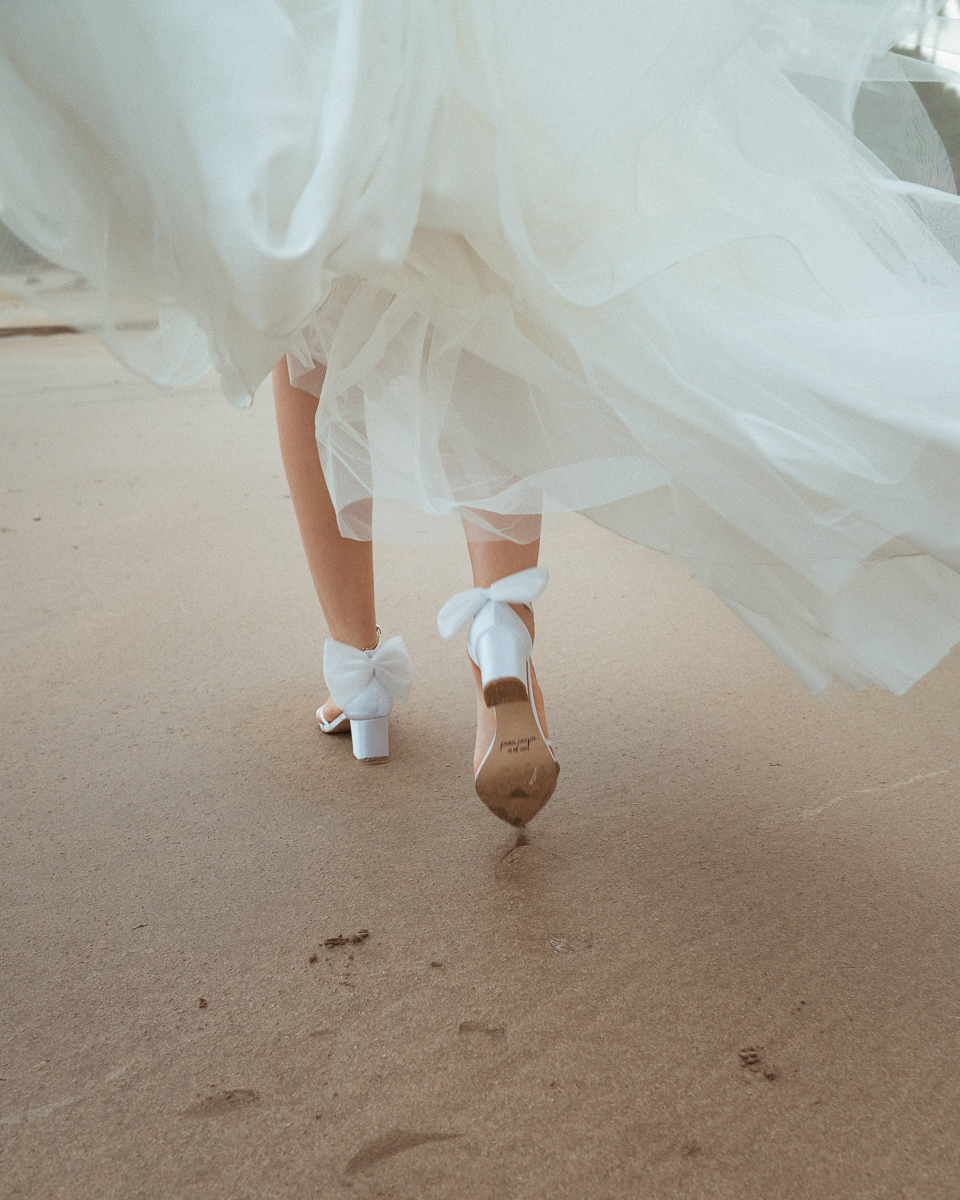 detalhes da noiva sapato com laço na praia