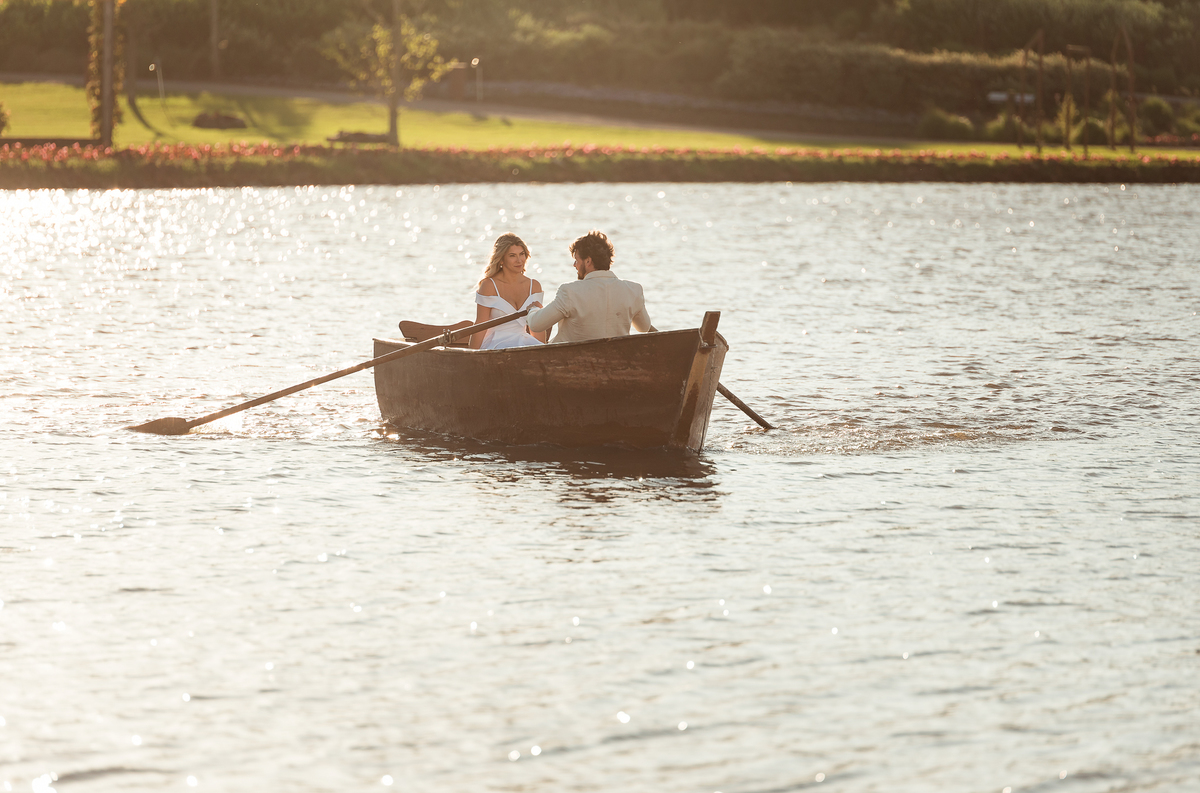 ensaio-em-barco-romântico-em-jardim-gisa-e-guilherme-yuri-nunes-fotografia