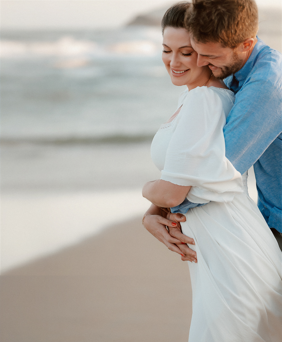 abraço-apertado-felicidade-radiante-praia-de-garopaba-fernanda-e-marcelo-yuri-nunes-fotografia