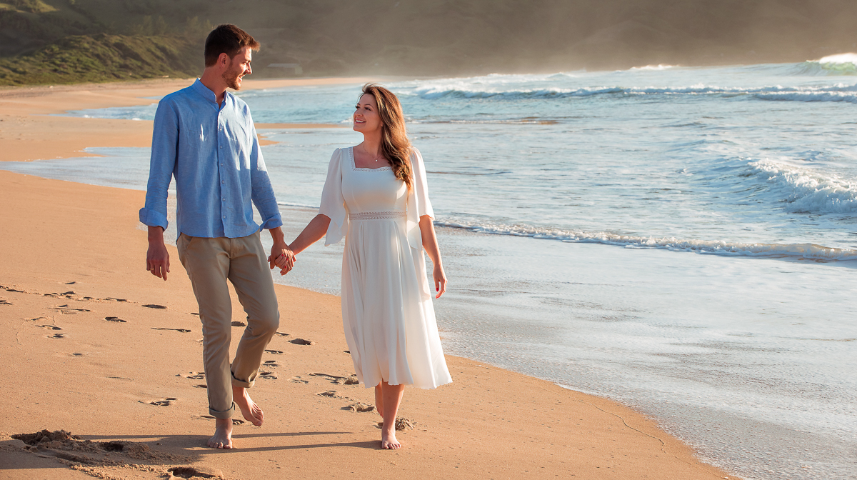 casal-de-mãos-dadas-caminhando-ao-longo-da-praia-fernanda-e-marcelo-yuri-nunes-fotografia