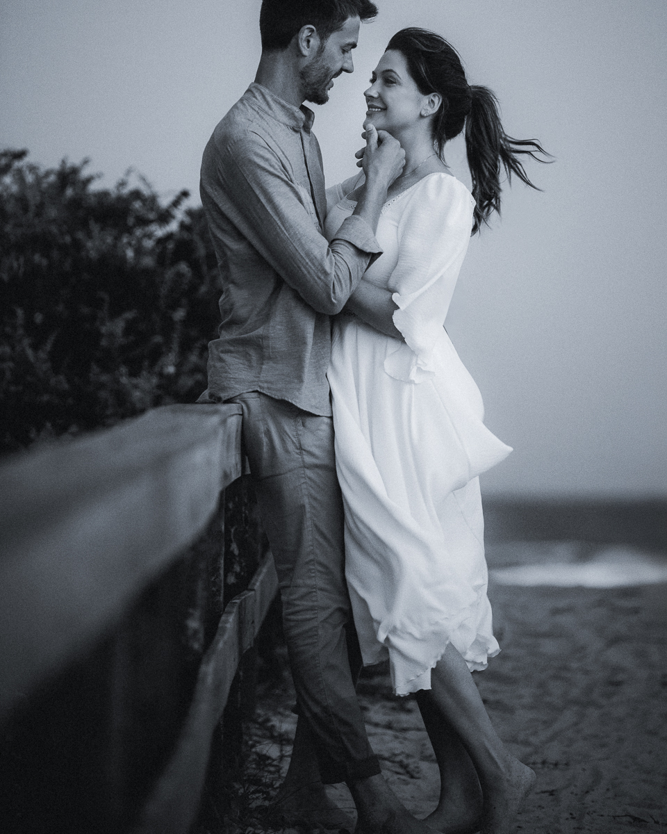 ensaio-espontaneo-na-beira-do-mar-em-garopaba-casal-fernanda-e-marcelo