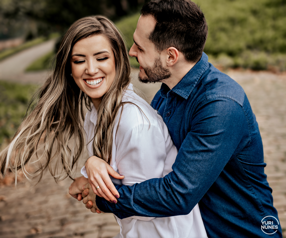 Ensaio fotográfico romântico na vinícola Miolo em Bento Gonçalves fotografias naturais e espontâneas de passeio realizado na Serra Gaúcha, 