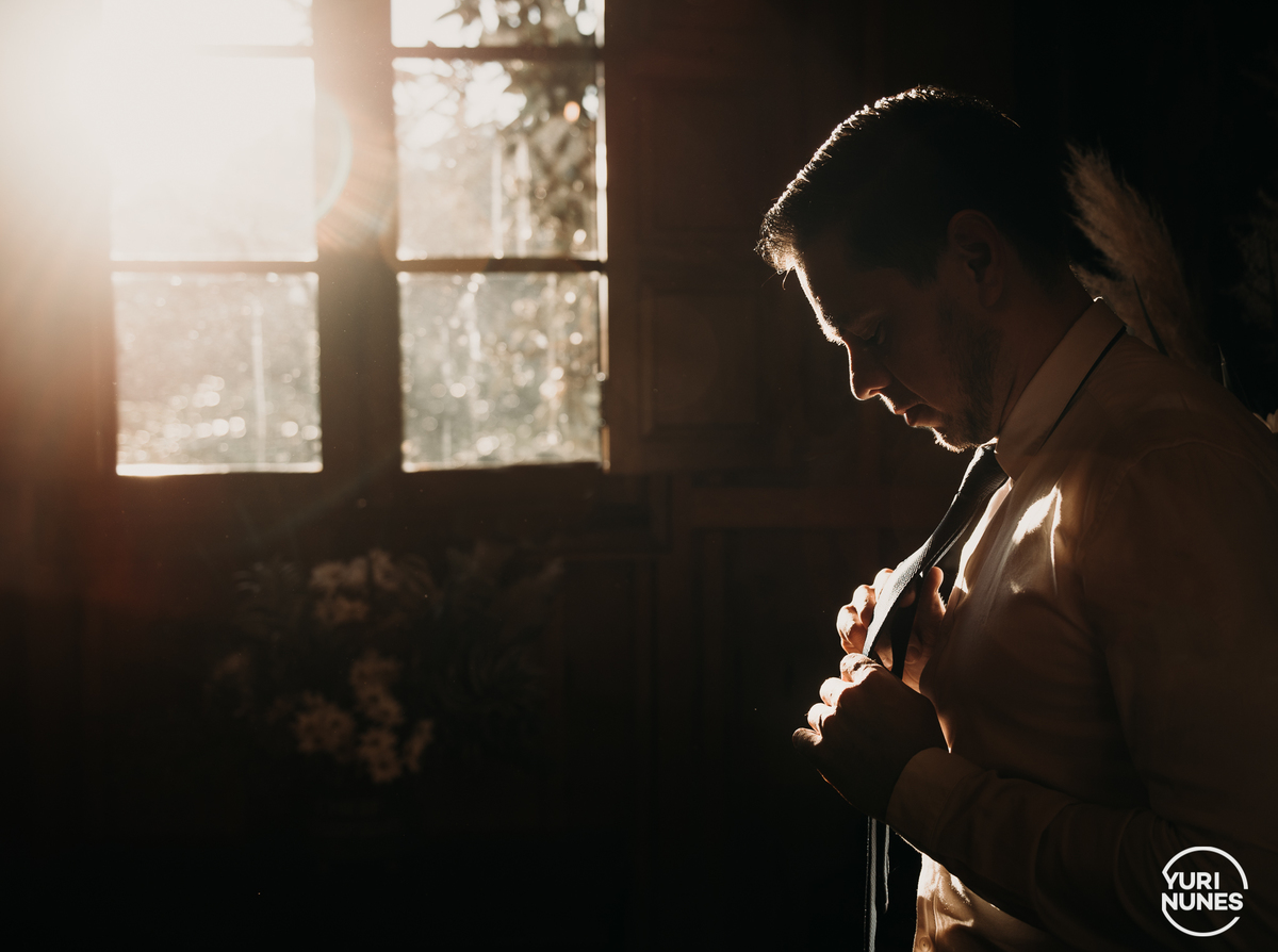 fotografia-de-casamento-na-serra-gaucha-vale-dos-vinheos-pousada-villa-tuiuty-fotografo-de-casamento-em-bento-goncalves-yuri-nunes-casamento-ao-ar-livre-mini-wedding-destination-wedding-case-em-bento-making--of-noivo