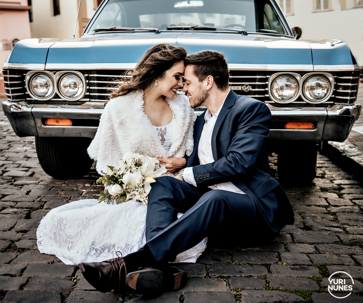 ensaio-de-casal-urbano-noivos-fotografia-de-casamento-na-serra-gaucha-vale-dos-vinheos-fotografo-de-casamento-em-bento-goncalves-yuri-nunes-ensaio-com-carro-antigo