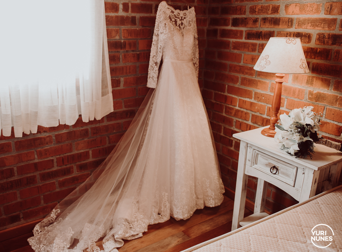 fotografia-de-casamento-na-serra-gaucha-vale-dos-vinheos-pousada-villa-tuiuty-fotografo-de-casamento-em-bento-goncalves-yuri-nunes-casamento-ao-ar-livre-mini-wedding-destination-wedding-case-em-bento-vestido-da-noiva