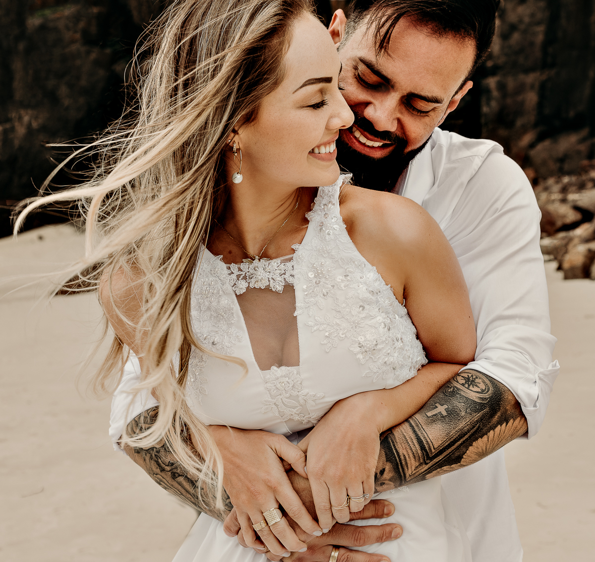 Ensaio de casal pre casamento fotografia espontânea na praia de Torres no Rio Grande do Sul