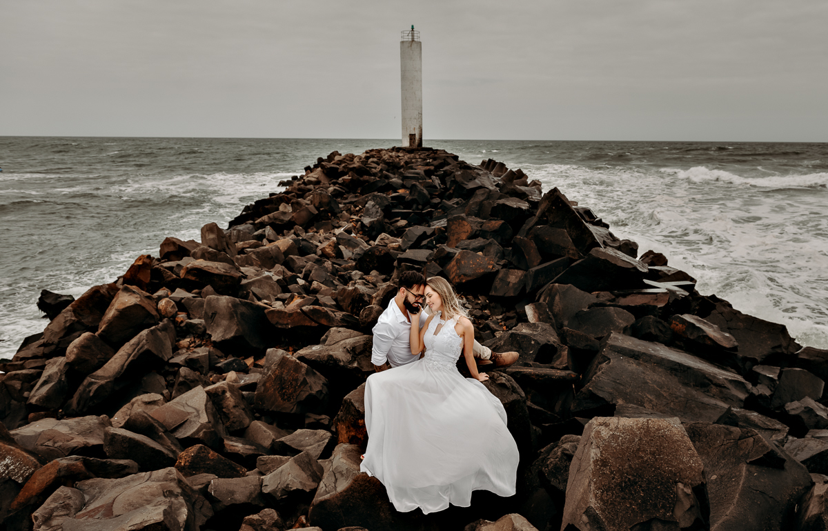 Ensaio pré wedding no farol na praia de Torres