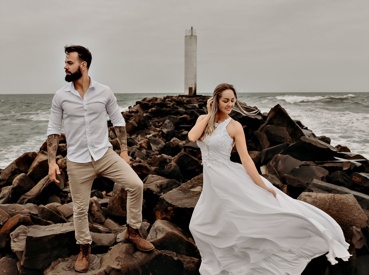 Ensaio pré wedding no farol na praia de Torres noivos com estilo