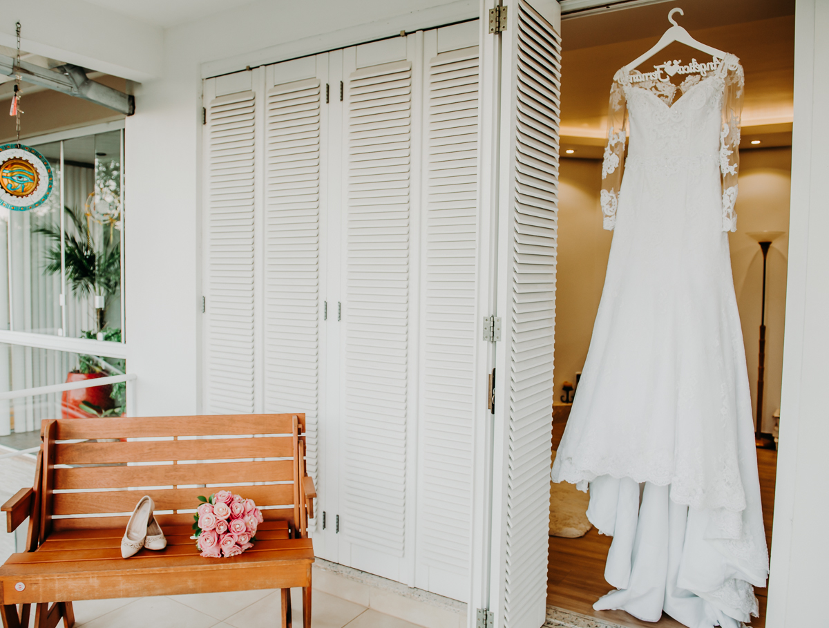 fotografia_de vestido_de noiva_com_buque