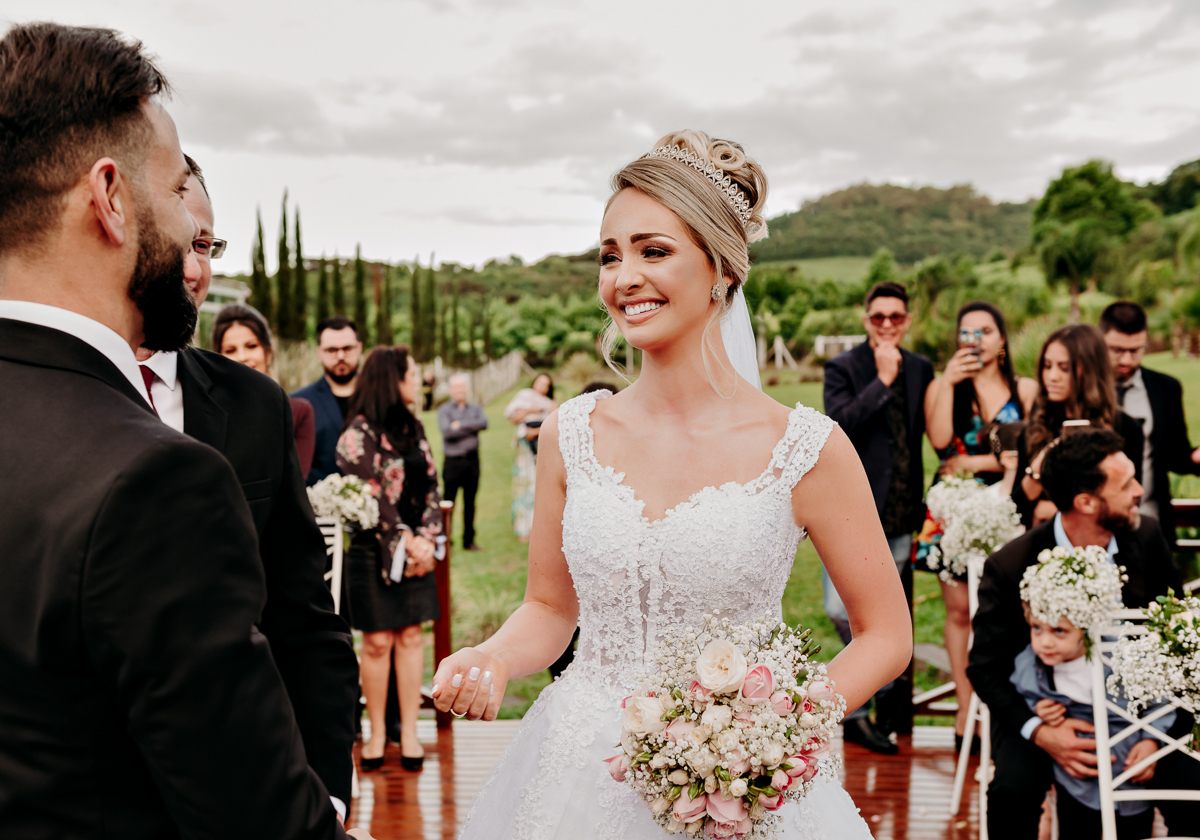 fotografia_de_casamento_externo_santorini_garden_bento_goncalves_entrada_da_noiva_chorando