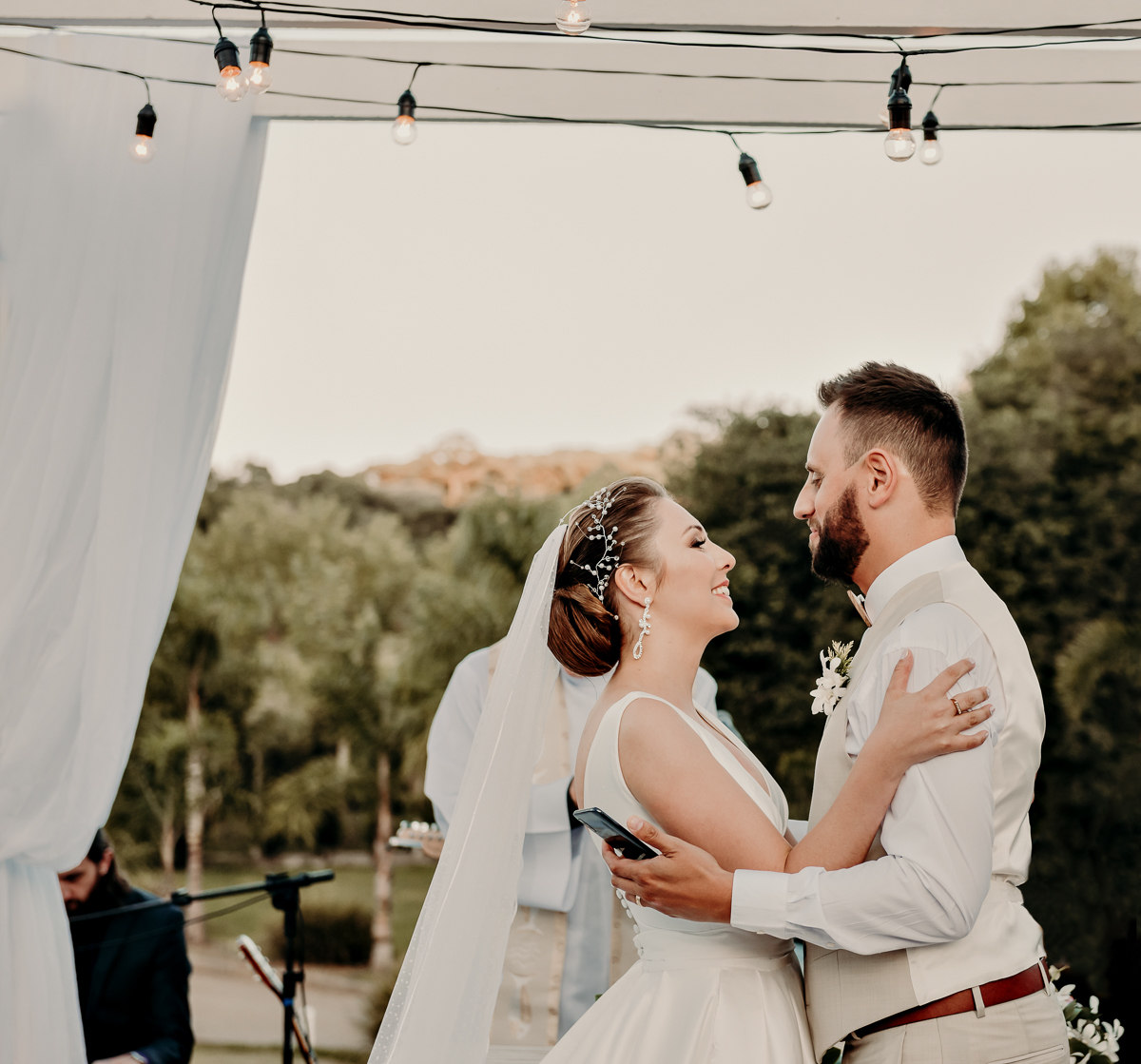 fotografia-de-casamento-de-dia-na-serra-gaucha-vale-dos-vinheos-santorini-garden-fotografo-de-casamento-em-bento-goncalves-yuri-nunes-casamento-ao-ar-livre-cerimonia