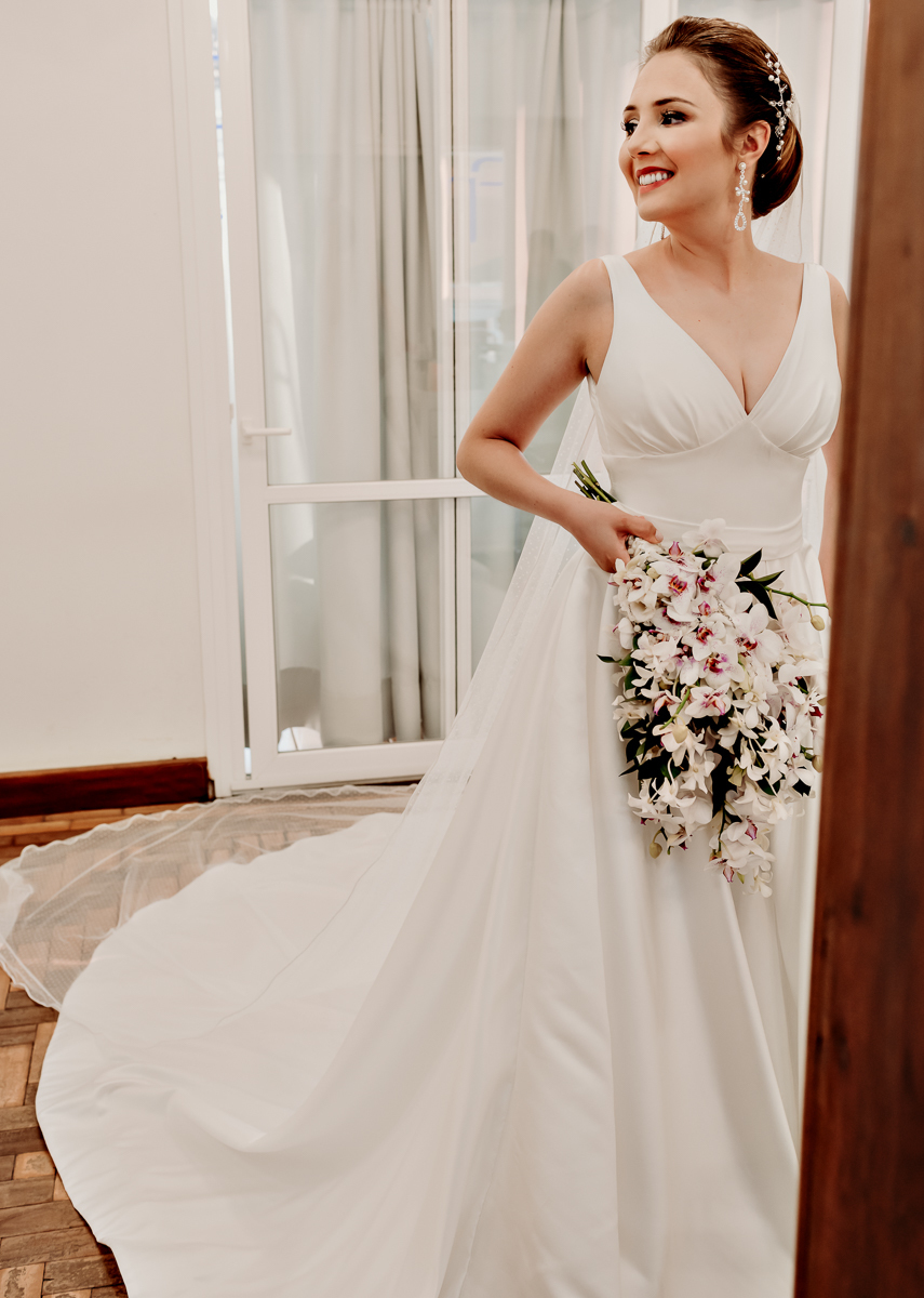 fotografia-de-casamento-na-serra-gaucha-vale-dos-vinheos-fotografo-de-casamento-em-bento-goncalves-yuri-nunes-making-of-noiva-salao-friends-vestido-amouraatelier