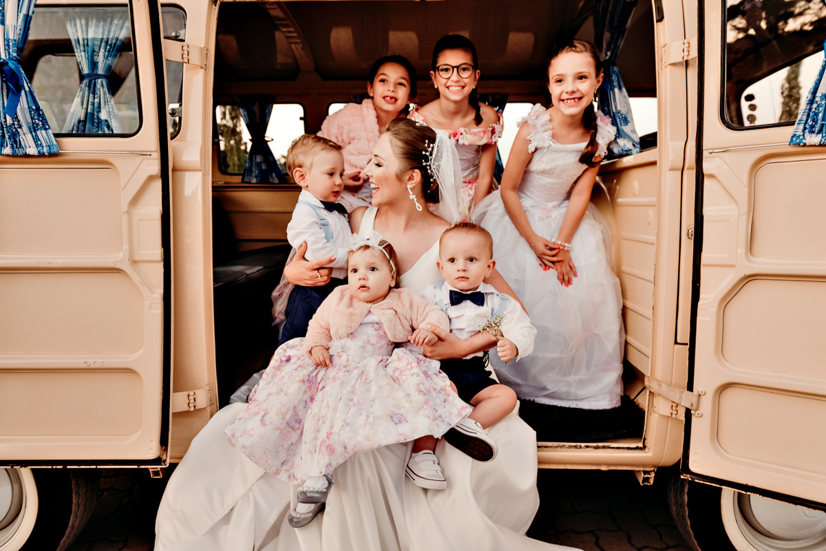 fotografia-de-casamento-na-serra-gaucha-vale-dos-vinheos-santorini-garden-fotografo-de-casamento-em-bento-goncalves-yuri-nunes-casamento-ao-ar-livre-foto-com-pagens-e-daminhas