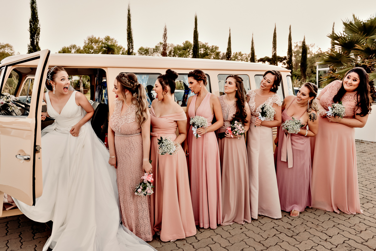 fotografia-de-casamento-na-serra-gaucha-vale-dos-vinheos-santorini-garden-fotografo-de-casamento-em-bento-goncalves-yuri-nunes-casamento-ao-ar-livre-foto-de-noiva-com-madrinhas