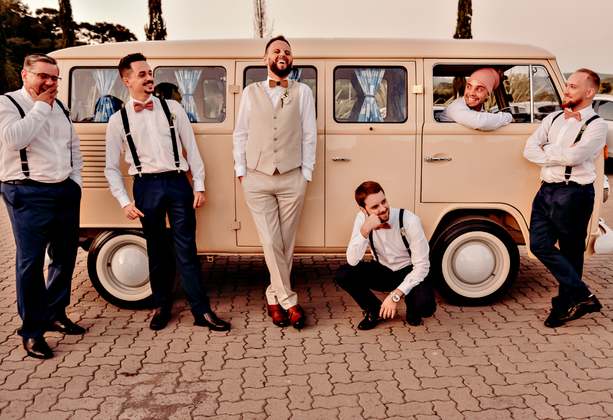 fotografia-de-casamento-na-serra-gaucha-vale-dos-vinheos-santorini-garden-fotografo-de-casamento-em-bento-goncalves-yuri-nunes-casamento-ao-ar-livre-foto-de-noivo-com-padrinhos