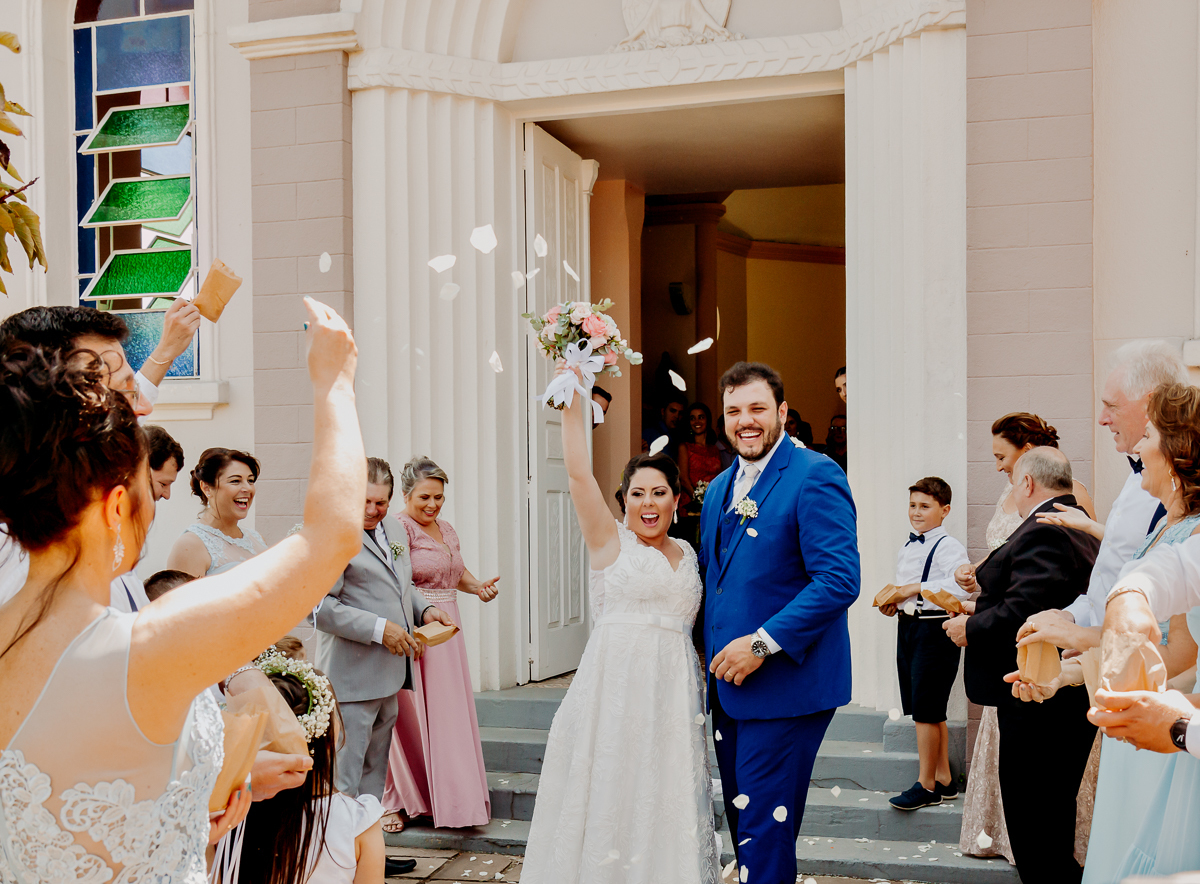 Saída dos noivos com pétalas