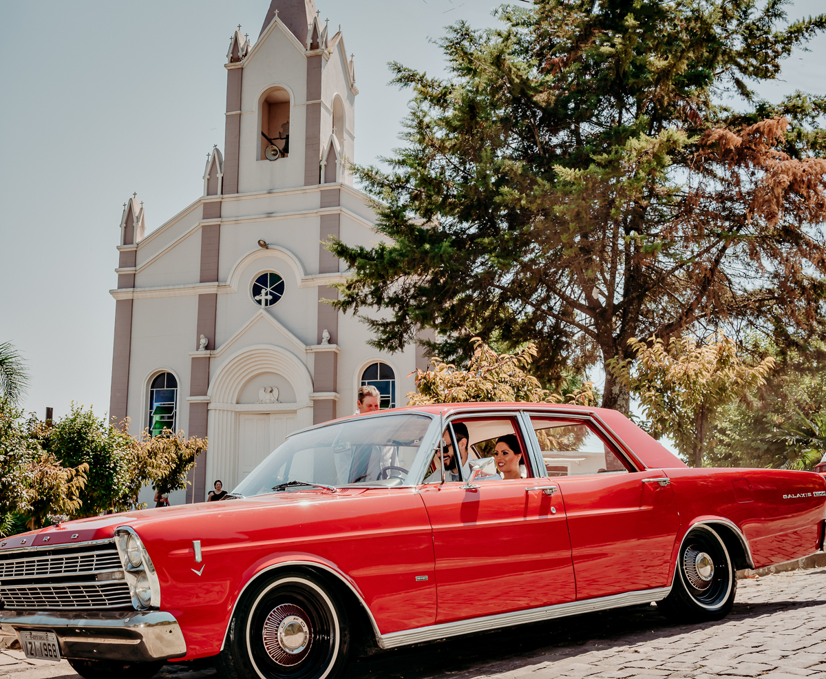 Chegada da noiva na igreja no bairro Borgo em Bento Gonçalves