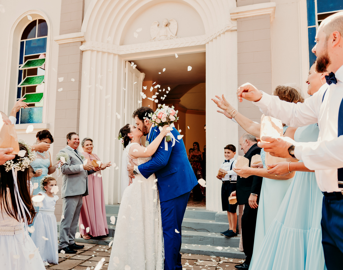 Saída dos noivos com pétalas