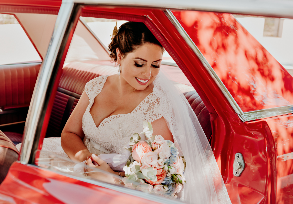 Chegada da noiva na igreja no bairro Borgo em Bento Gonçalves
