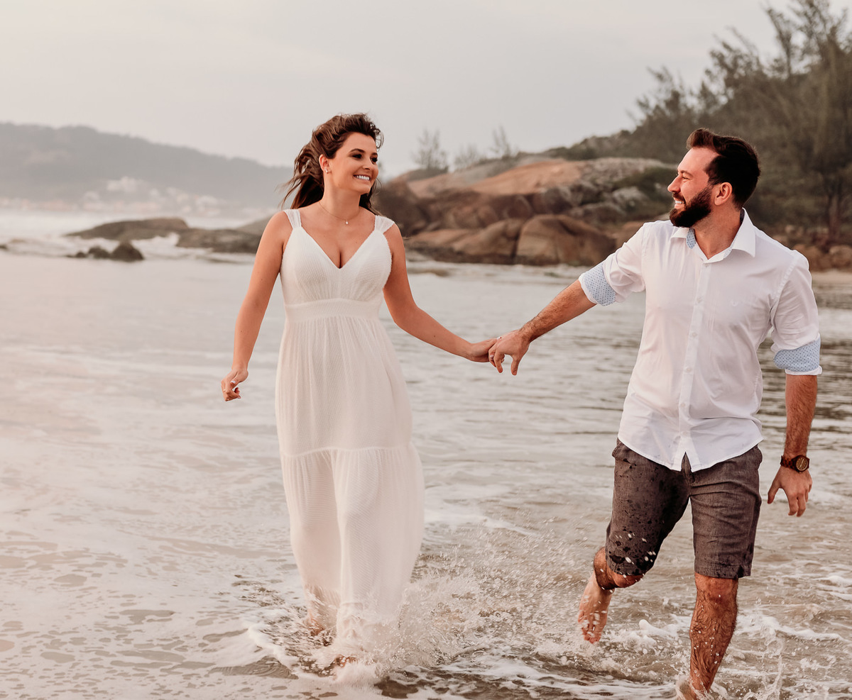 ensaio-pre-casamento-de-casal-na-praia-de-garopaba-fotografo-yuri-nunes-fotos-espontaneas-