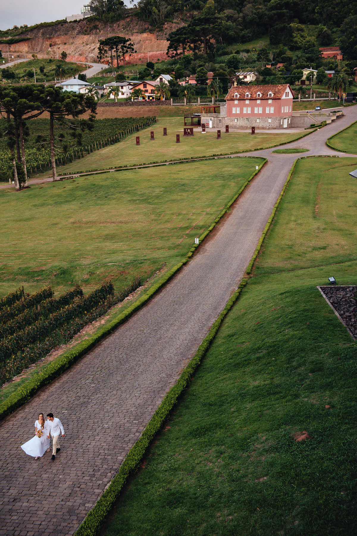 ensaio-de-casal-vinícola-argenta-em-flores-da-cunha-fotógrafo-de-casamento-em-flores-da-cunha-yuri-nunes-ensaio-em-vinícola
