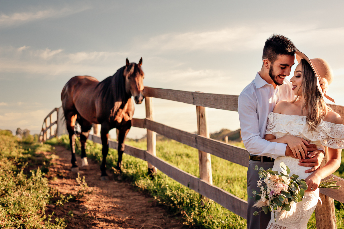 ensaio-pre-casamento-ao-ar-livre-fotografo-em-bento-gonçalves-gabriela-e-eduardo-fotografo-de-casamento-na-serra-gaucha-fotografo-em-gramado-yuri-nunes-fotografia-serra-gaucha-cabanha-pontin-ensaio-com-cavalo