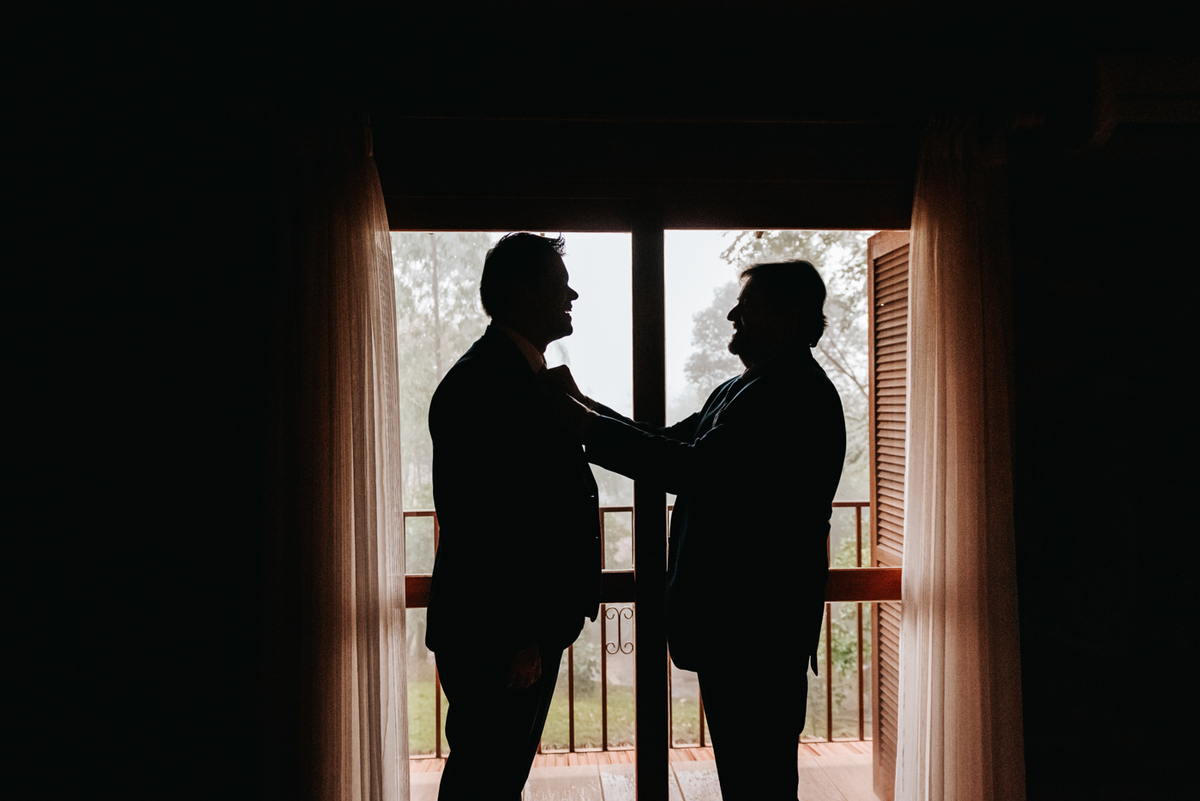 fotos-de-making-of-noivo-na-pousada-villa-tuiuty-capela-fotos-de-casamentos-em-bento-goncalves-case-em-bento-mini-wedding-no-vale-dos-vinhedos-onde-casar-na-serra-gaucha-fotografo-yuri-nunes