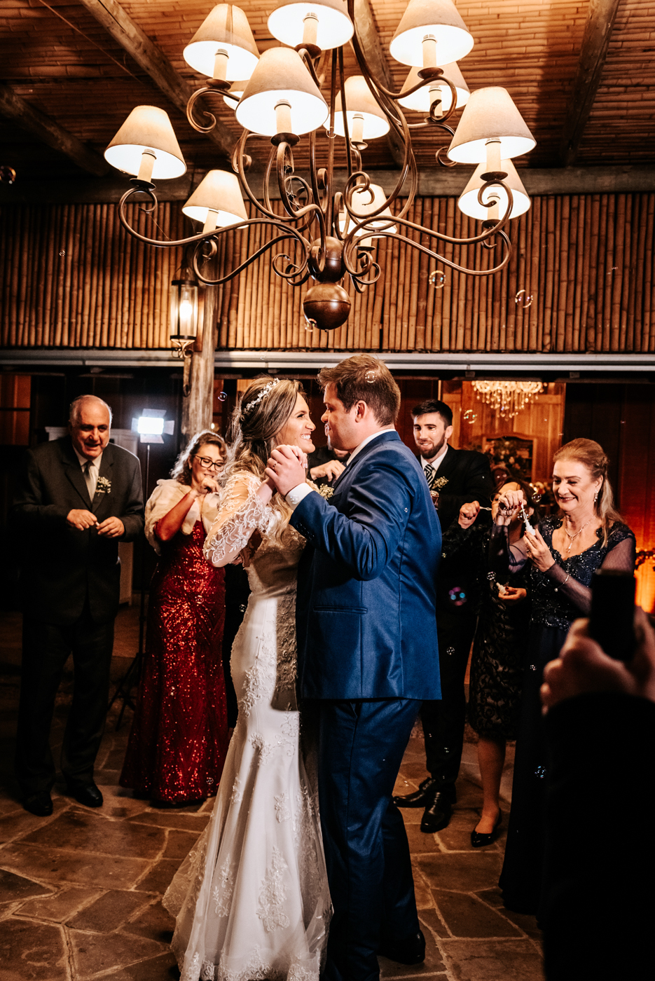 primeira-danca-dos-noivos-valsa-casamento-em-bento-goncalves-fotografo-de-casamento-em-bento-goncalves-mini-wedding-no-vale-dos-vinhedos-yuri-nunes-fotografia