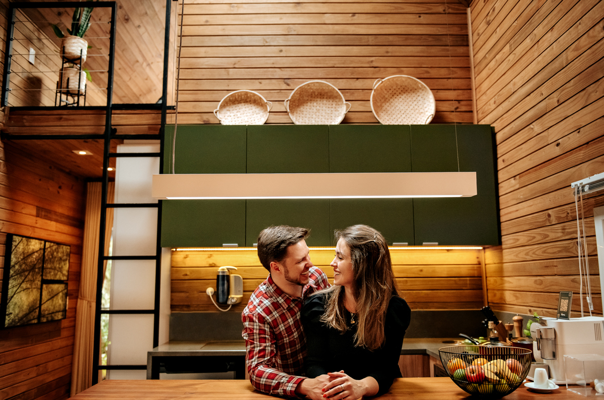 vila-nambu-hospedagem-em-gramado-fotógrafo-em-gramado-ensaio-fotográfico-em-cabana-fotografo-profissional-em-gramado-yuri-nunes-fotografia-ensaio-fotografico-em-cozinha