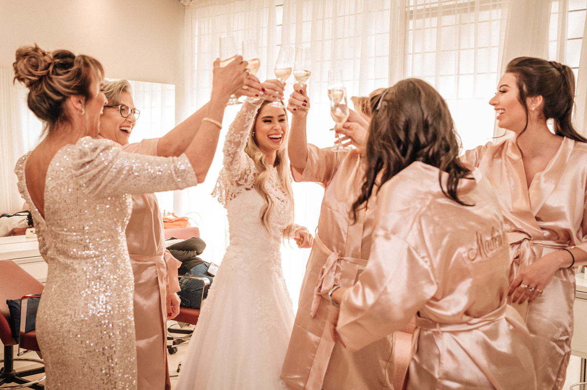 brinde-com-espumante-salao-la-casa-making-of-noiva-maquiagem-noiva-fotografo-de-casamento-em-bento-goncalves-casar-no-vale-dos-vinhedos-vinicola-marco-luigi