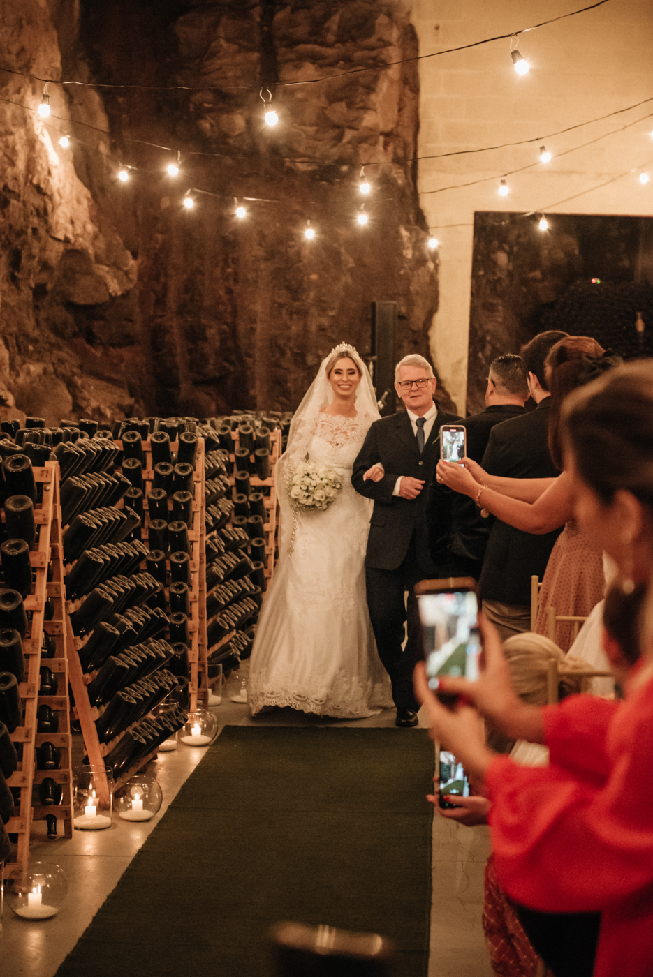 entrada-da-noiva-no-casamento-na-vinicola-marco-luigi-destination-wedding-serra-gaucha-casamento-no-vale-dos-vinhedos-yuri-nunes-fotografo-de-casamento