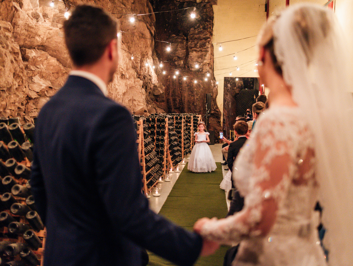 entrada-das-aliancas-no-casamento-na-vinicola-marco-luigi-destination-wedding-serra-gaucha--casamento-no-vale-dos-vinhedos-yuri-nunes-fotografo-de-casamento