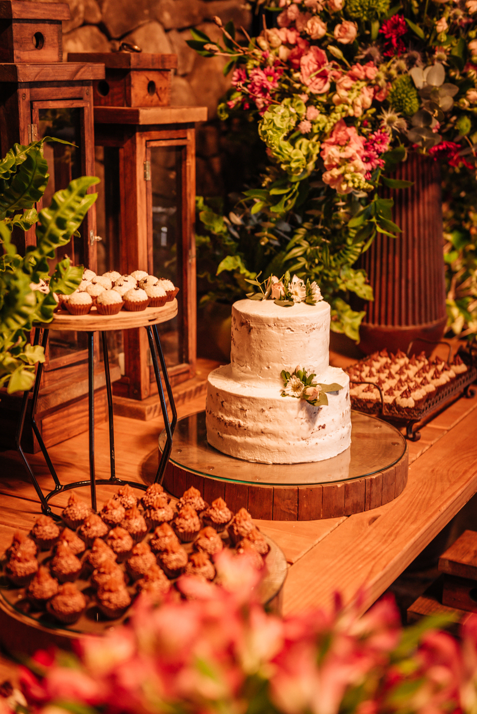 fotos-do-bolo-na-mesa-de-doces-decoracao-de-casamento-ao-ar-livre-wedding-serra-gaucha-vinicola-marco-luigi-casamento-ao-ar-livre-no-vale-dos-vinhedos-yuri-nunes-fotografo-de-casamento