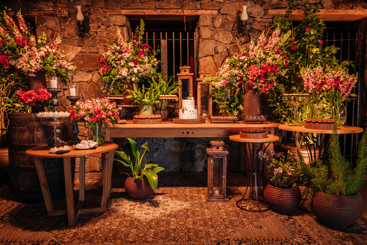 mesa-dos-doces-fotos-de-decoracao-de-casamento-ao-ar-livre-destination-wedding-serra-gaucha-vinicola-marco-luigi-casamento-ao-ar-livre-no-vale-dos-vinhedos-yuri-nunes-fotografo-de-casamento