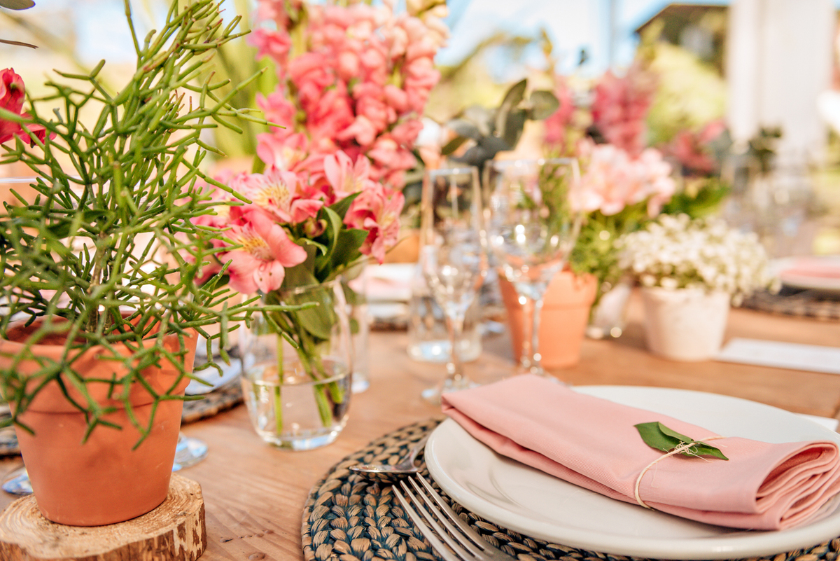 mesa-dos-noivos-fotos-de-decoracao-de-casamento-ao-ar-livre-destination-wedding-serra-gaucha-vinicola-marco-luigi-casamento-ao-ar-livre-no-vale-dos-vinhedos-yuri-nunes-fotografo-de-casamento