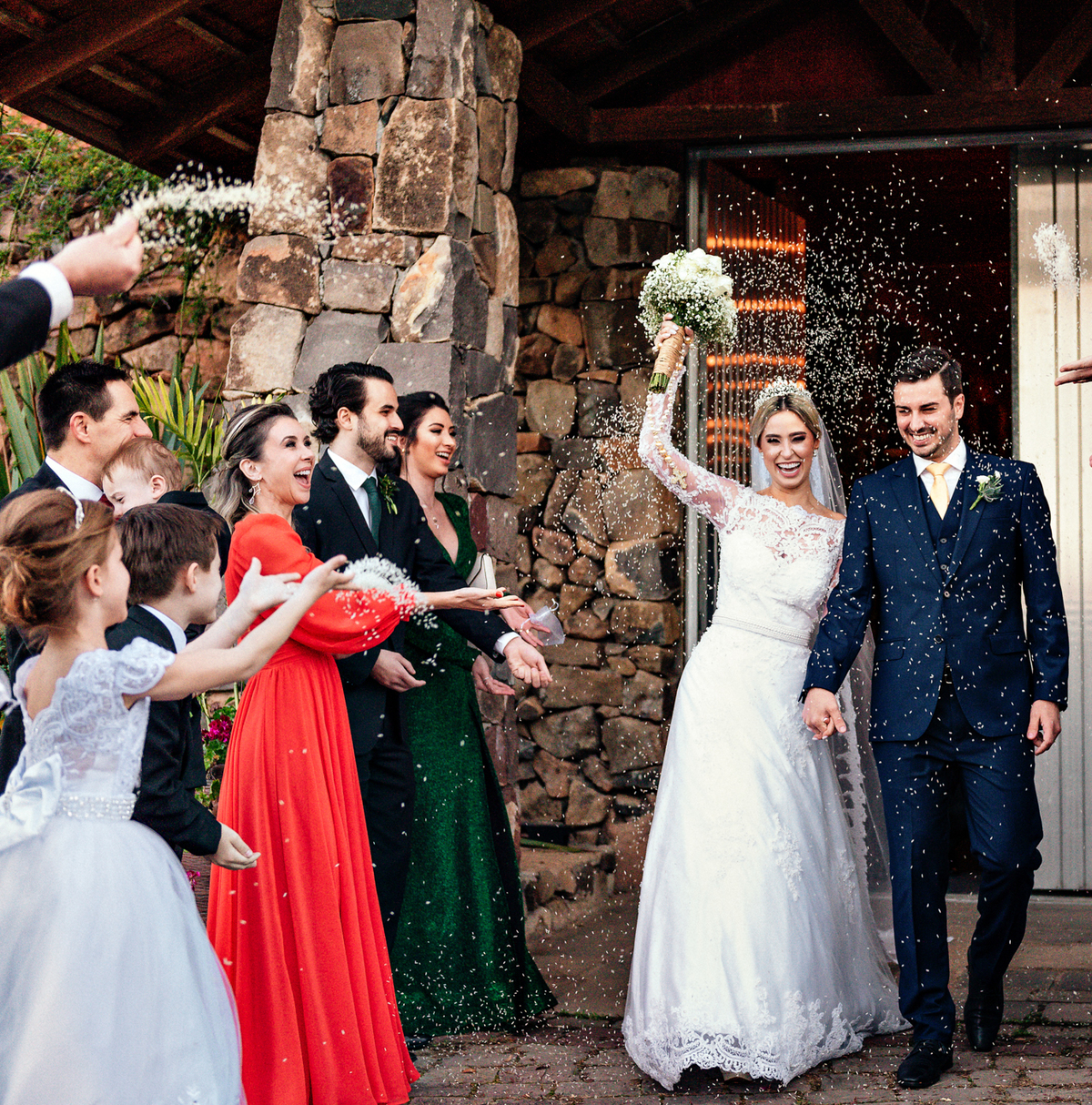 saida-dos-noivos-com-arroz-destination-wedding-serra-gaucha-vinicola-marco-luigi-casamento-ao-ar-livre-no-vale-dos-vinhedos-yuri-nunes-fotografo-de-casamento