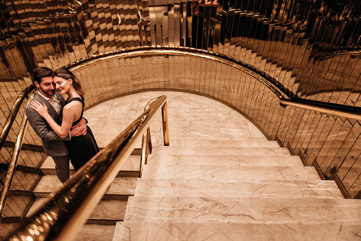 escada-dourada-em-sao-paulo-ensaio-fotografico-de-pre-casamento-em-sao-paulo