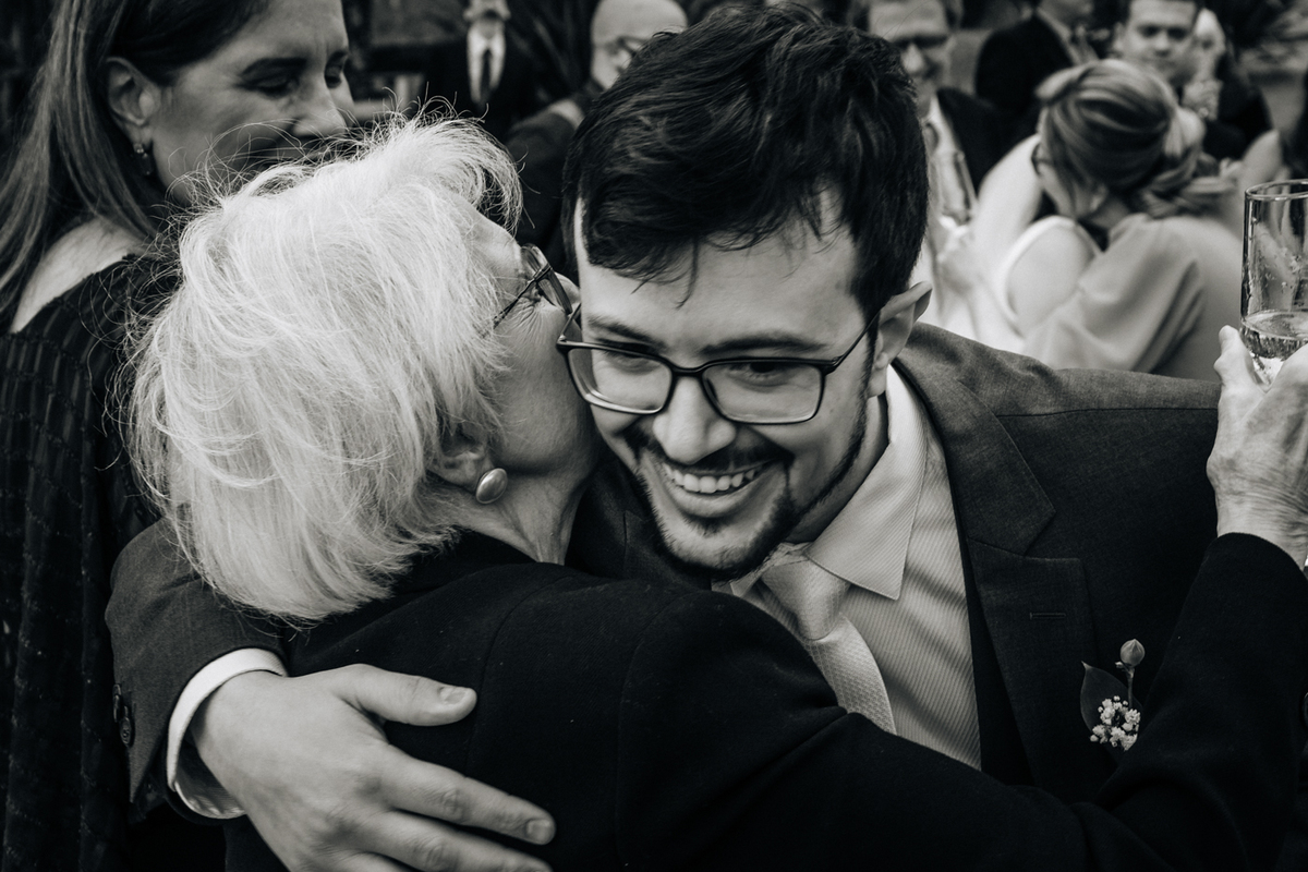 casamento-na-igreja-cristo-rei-bento-goncalves-noivo-com-convidados